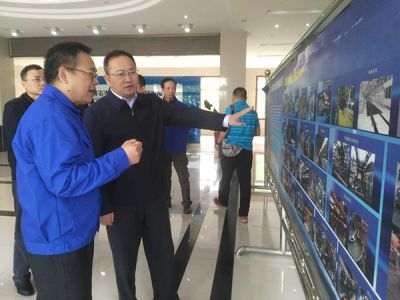 黃石市委副書(shū)記、市長(cháng)吳錦，市政府黨組成員、辦公室主任張育英在下陸區區長(cháng)郭波的陪同下蒞臨公司調研